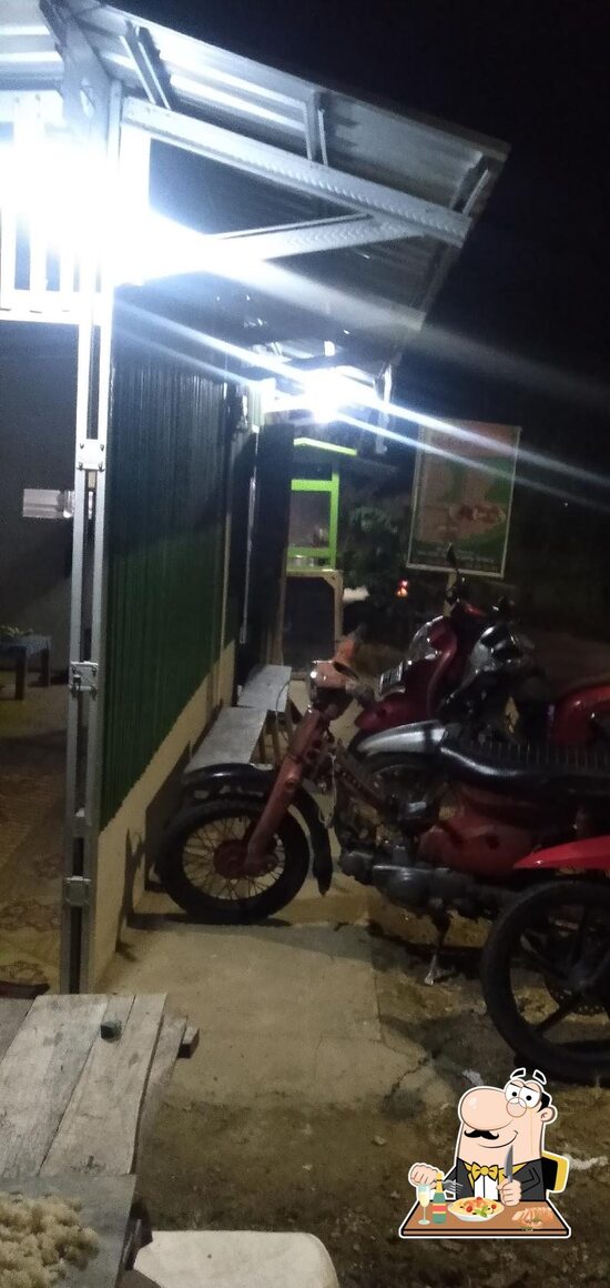 Mekar Sari: Santapan Lezat di Pinggir Jalan Rawajaya